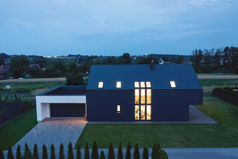 Światło, natura i technologia w nowoczesnym domu